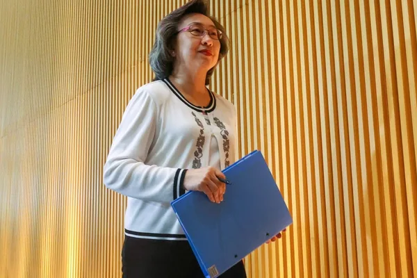 香港公务员在经济担忧中等待“有吸引力”的加薪