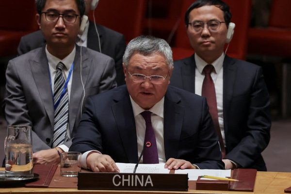 习近平与好战领导人形成对比，保持中国实力