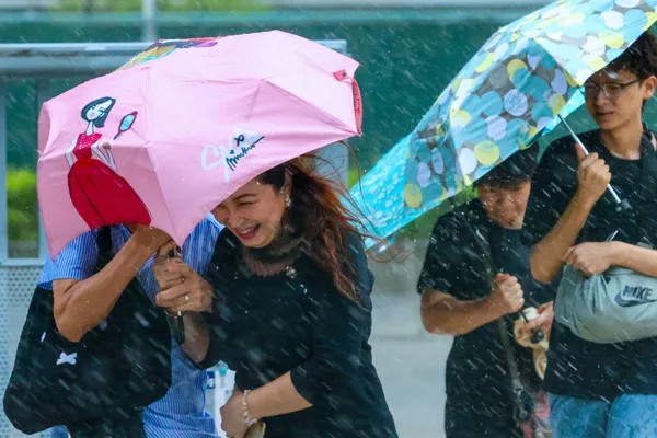 香港发布黄色暴雨警告，伴有强降雨