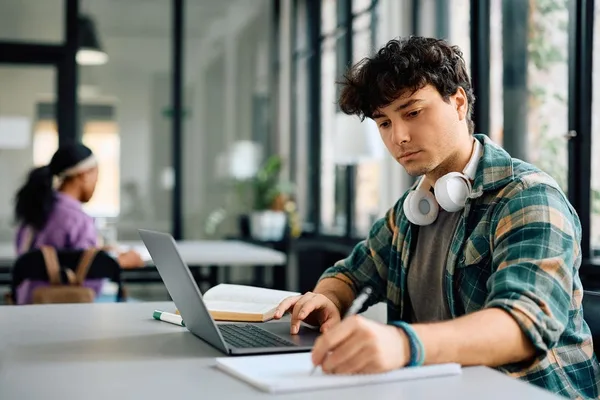AI Degrees: Balancing Specialization with Versatility for Career Success