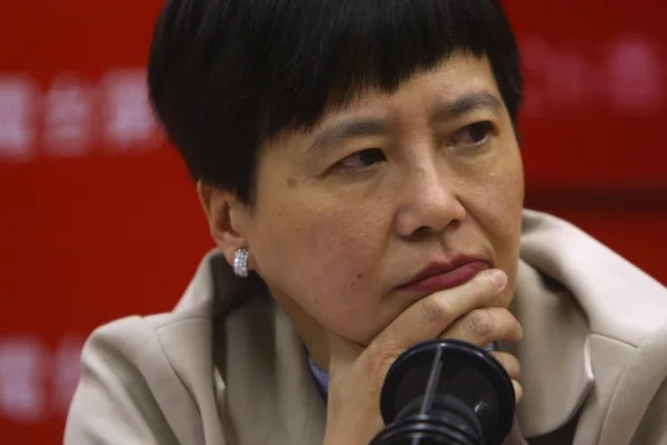 Hong Kong civil servants move to 5-day work week in 2006