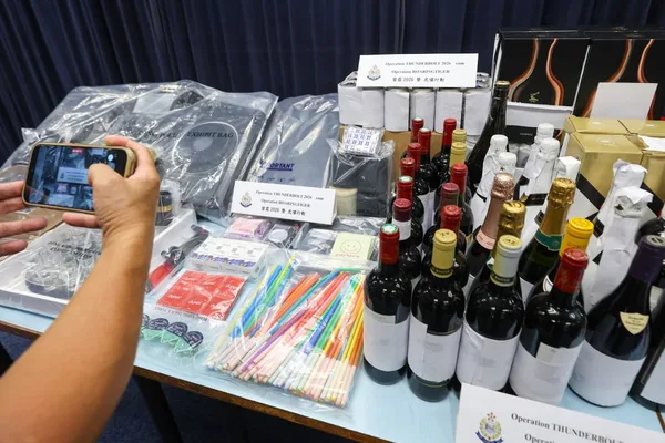 香港警方逮捕65人，打击非法夜总会和赌博窝点