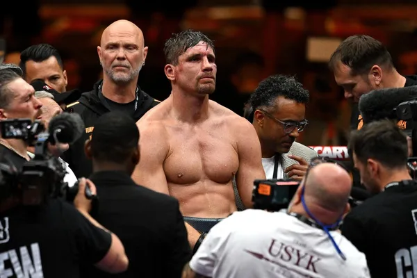 Usyk 在争议判罚中击败 Verhoeven 保住重量级头衔