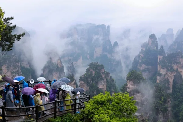 Hong Kong residents favor high-speed rail for mainland holidays