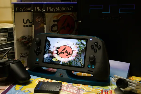 爱好者打造集成原始 PlayStation 2 硬件的定制掌机