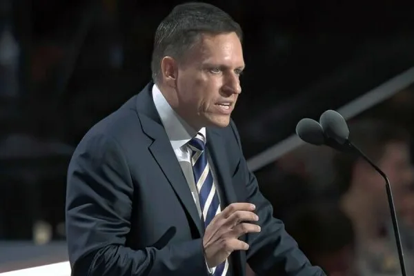 英国首相受邀会见 Palantir 的 Thiel，此前就数据主权进行会谈