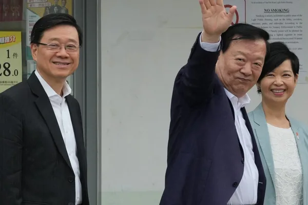 Beijing official Xia Baolong tours Hong Kong housing and tech sites