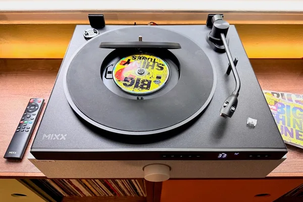 MIXX Analog Plus 将唱盘机和 CD 播放器结合在一个设备中