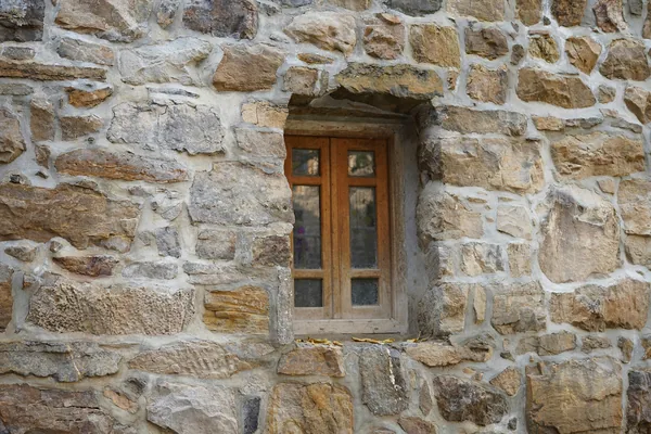LLM context windows are misleading, performance degrades with long inputs