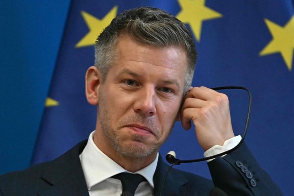 Hungary lawmakers slash salaries by 40% amid reform push