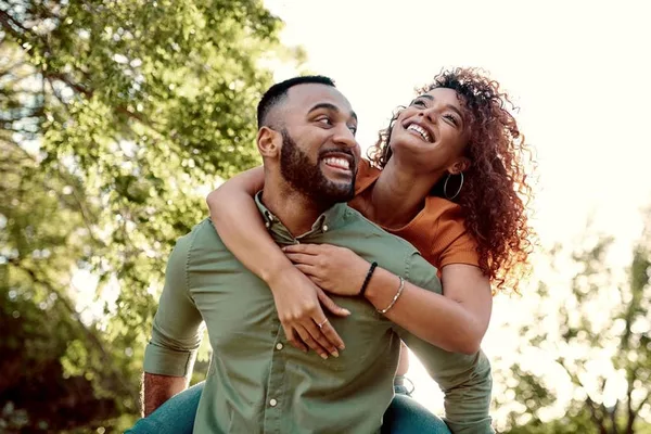 Psychologist suggests 3 weekend conversations to deepen couple intimacy