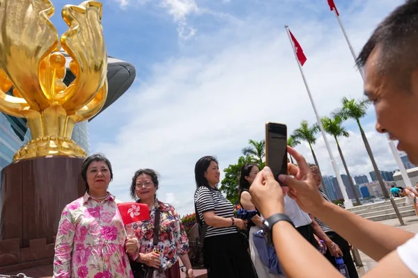内地游客涌入香港庆祝周年纪念，享特别优惠