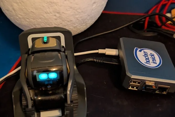 Anki Vector 机器人通过 Raspberry Pi 和本地 Gemma 4 AI 重获新生