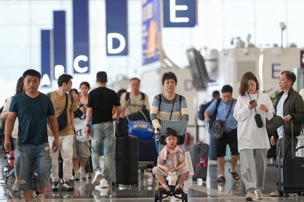 香港机场旅客量激增13%，航班量增长5.1%
