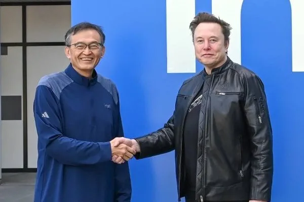 受政府交易和马斯克合作押注推动，英特尔股价飙升 490%
