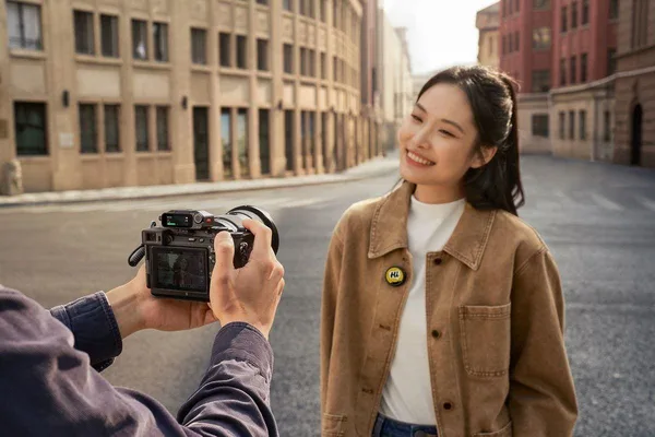 Insta360 发布带 E-Ink 显示屏和 AI 降噪功能的无线麦克风