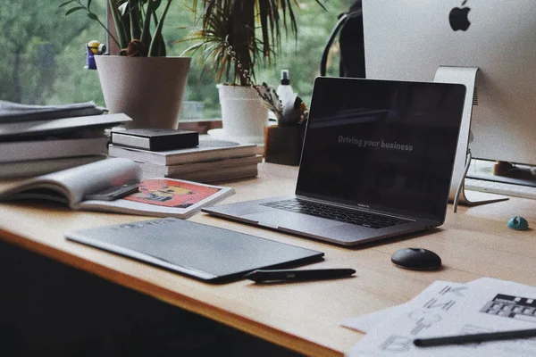 Cowork vs. Claude Code: AI models for operations and development