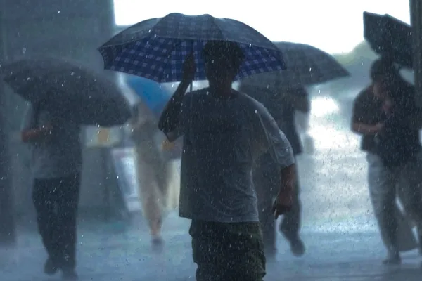 香港发布黄色暴雨警告，面临严重洪水风险