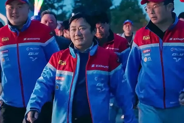 Motorcycle legend Zhang Xue invites fan with cancer to race