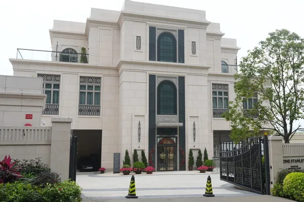 Hong Kong developer offers Mercedes-Benz cars to lure luxury homebuyers