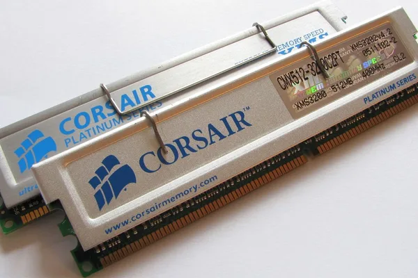 Windows 11 在配备Core 2 Quad CPU的DDR1时代PC上稳定运行