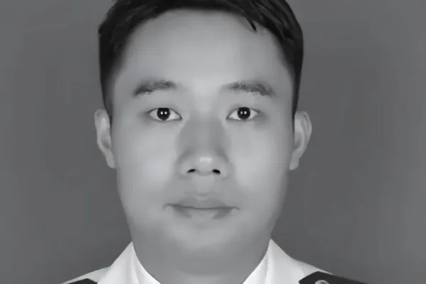 两名中国军方飞行员在训练演习中牺牲