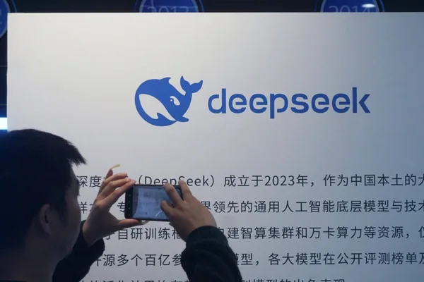 DeepSeek 接近 500 亿美元估值，中国 AI 重大融资