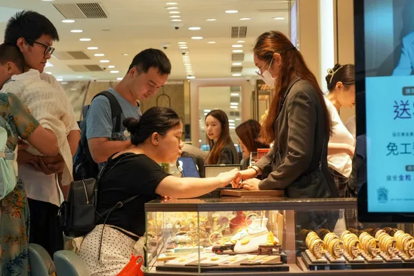 Hong Kong sees 1 million visitors during Golden Week, but spending remains inconsistent
