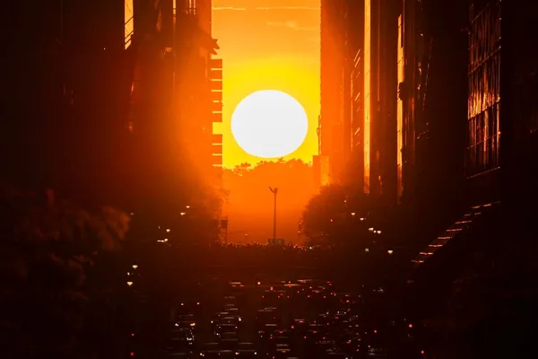 曼哈顿悬日将于 7 月 11 日至 12 日回归，带来壮丽的日落景观