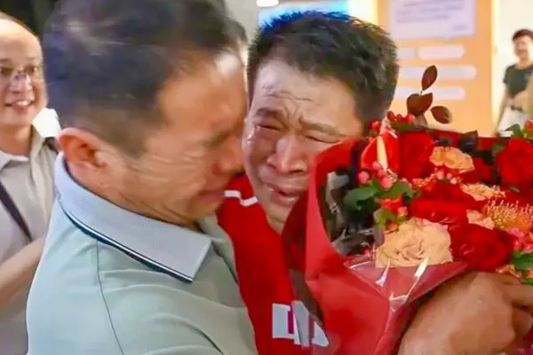 失聪男子因火车游戏与家人重聚，历时35年