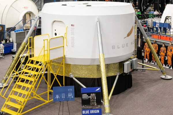 NASA trains with Blue Origin's prototype moon lander cabin