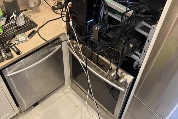 LocalLLaMA User Builds 448GB VRAM AI Rig for MiniMax M3