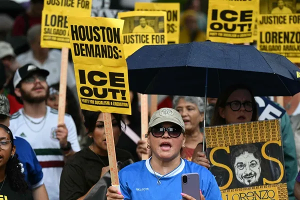 ICE suspends vehicle stops after two fatal shootings by agents