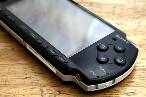 Modder runs Counter-Strike clone at 60 FPS on original PSP