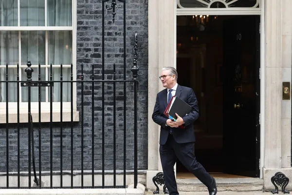 英国首相 Starmer 在国防部长辞职后誓言留任