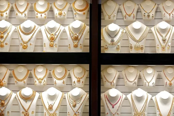 India's gold tariffs boost smugglers, costing billions
