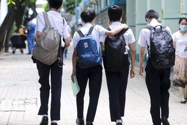 香港调查：12名中学生中有1名社交疏离