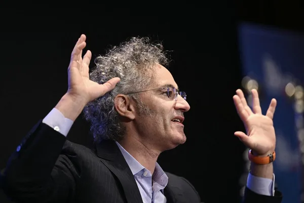 Palantir 首席执行官 Alex Karp 批评 AI 公司，推出英伟达支持的数据控制系统