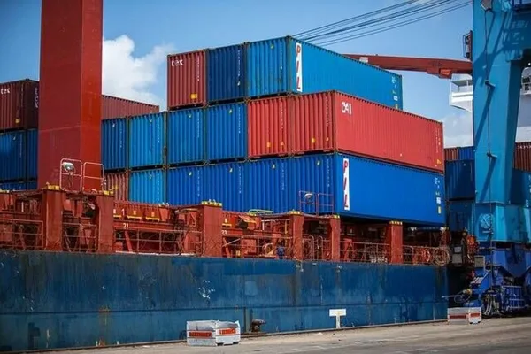 Microsoft previews Linux containers for Windows integration