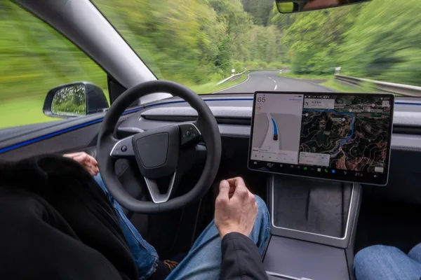 Tesla FSD和Chevy Bolt Super Cruise提供先进的驾驶辅助AI