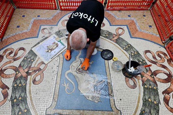 Milan bull mosaic's worn testicles restored after tourist tradition