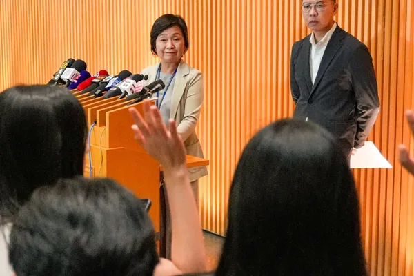 香港教育局因短信入学失误惩处职员