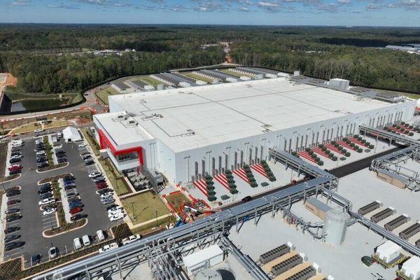 US Data Center Construction Lags, Threatening AI Infrastructure Growth