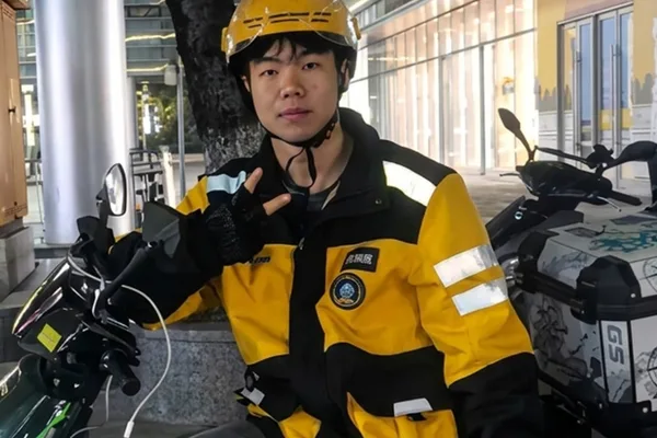 Chinese delivery rider dies saving strangers in Guizhou