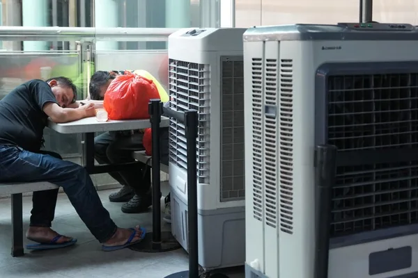 Hong Kong migrants in UK face summer heat without ubiquitous air conditioning
