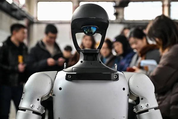 AI empowers solo workers to lead projects, attracting VC funding