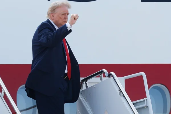 Trump flies new $400M Boeing 747 gifted by Qatar