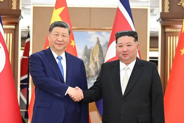 习近平承诺坚定不移支持朝鲜的金正恩