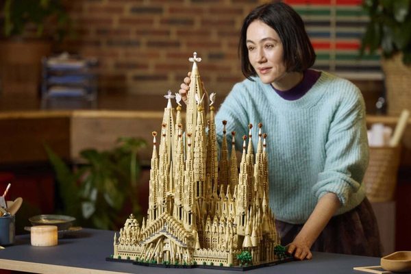 乐高公布了售价800美元、包含12000块积木的巨型圣家族大教堂套装