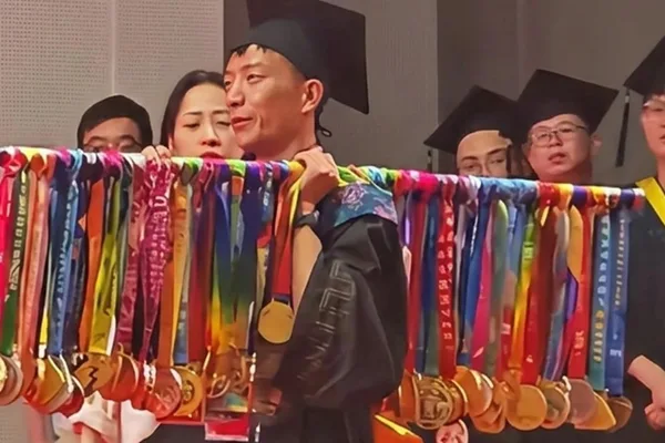 中国学生毕业时展示70枚马拉松奖牌